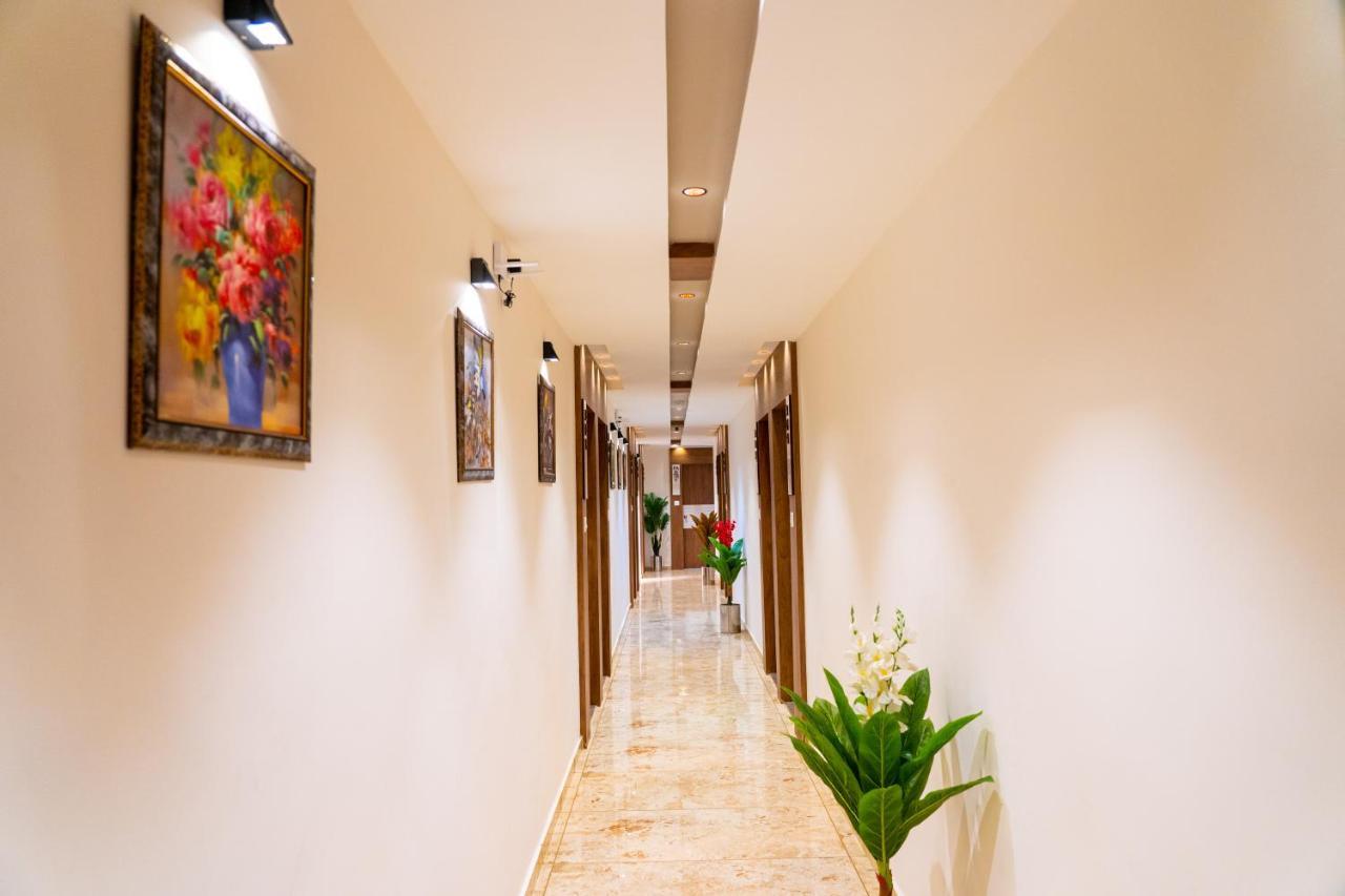 Hotel Lee Grand Ānand Esterno foto