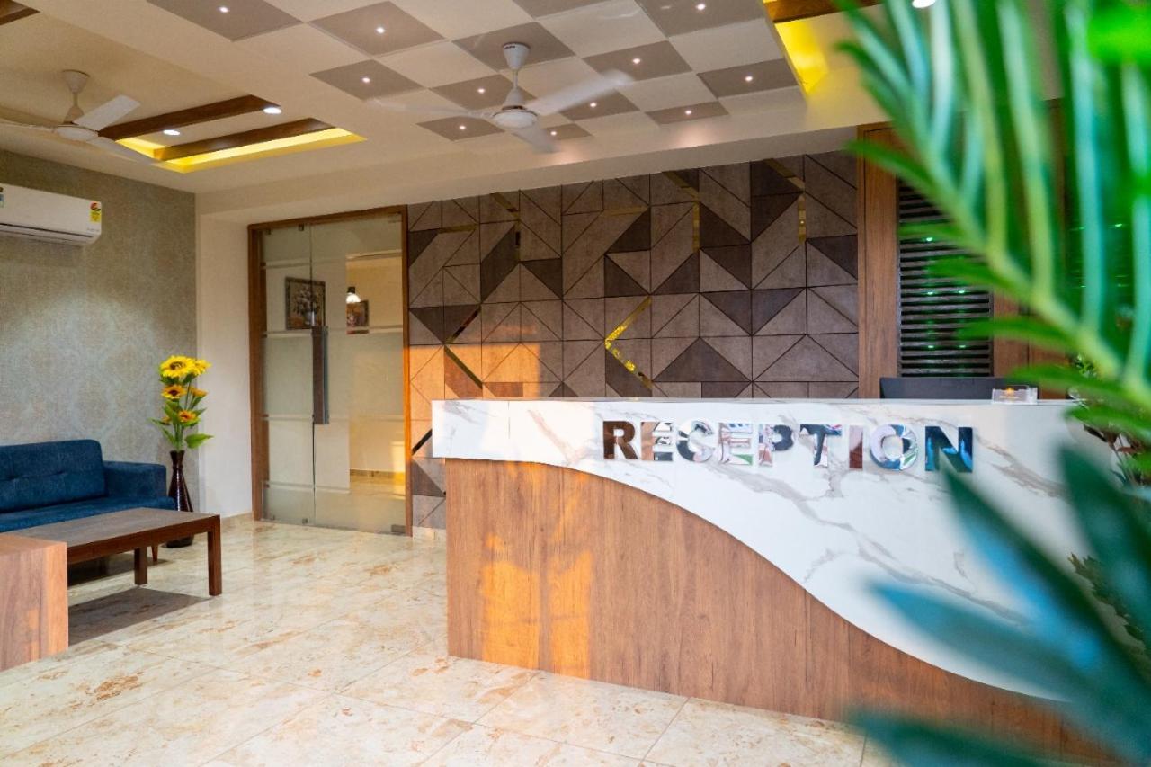 Hotel Lee Grand Ānand Esterno foto