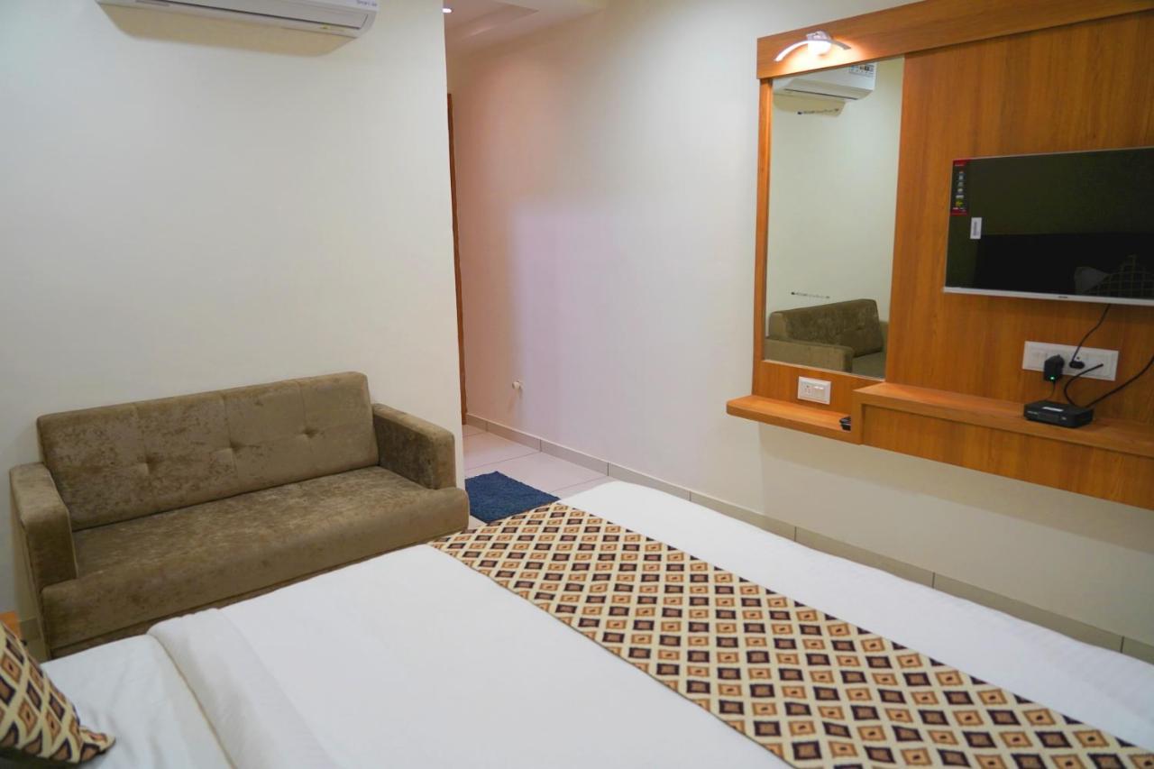 Hotel Lee Grand Ānand Esterno foto