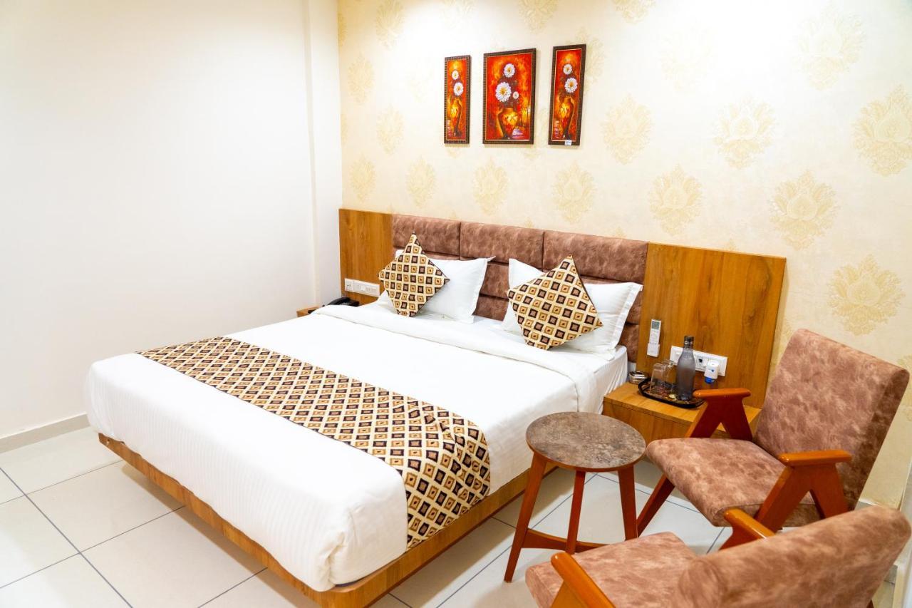 Hotel Lee Grand Ānand Esterno foto
