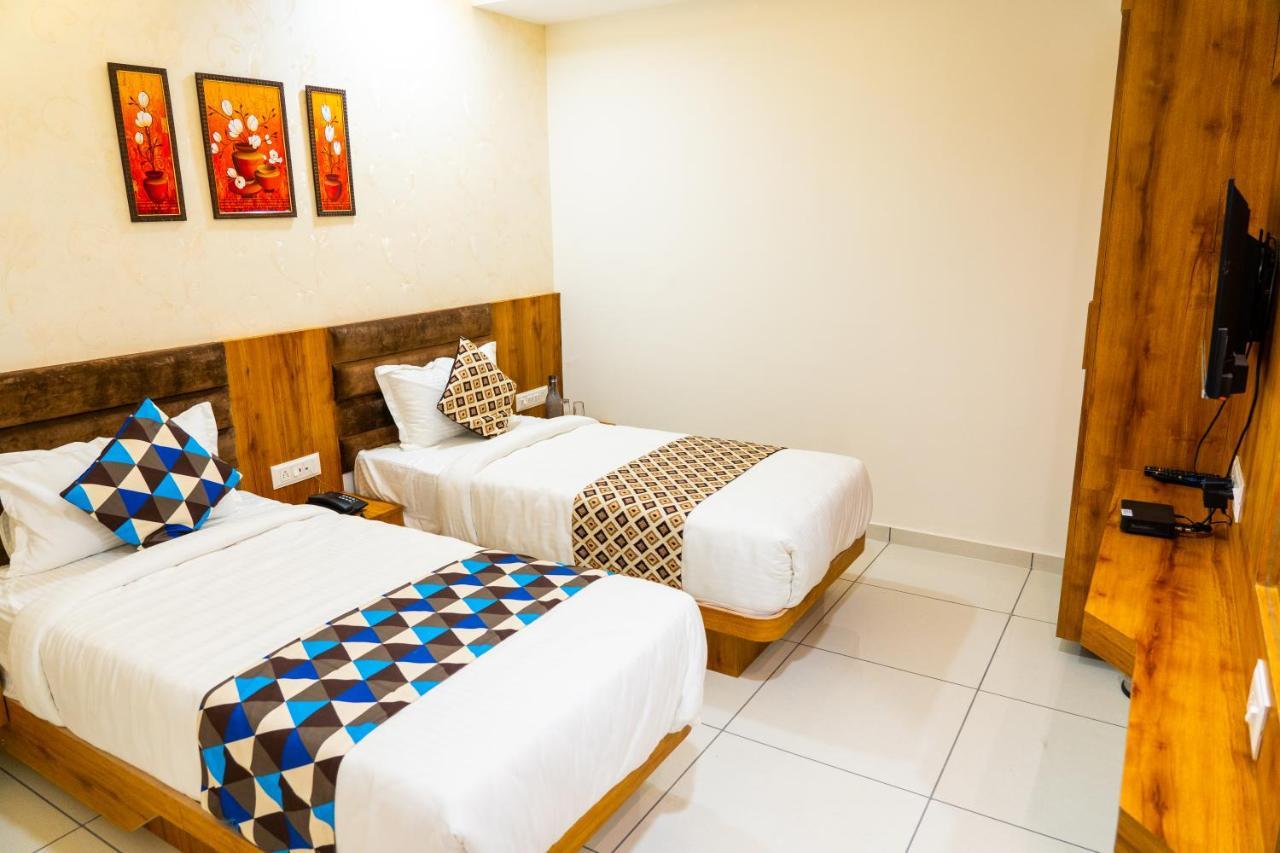 Hotel Lee Grand Ānand Esterno foto