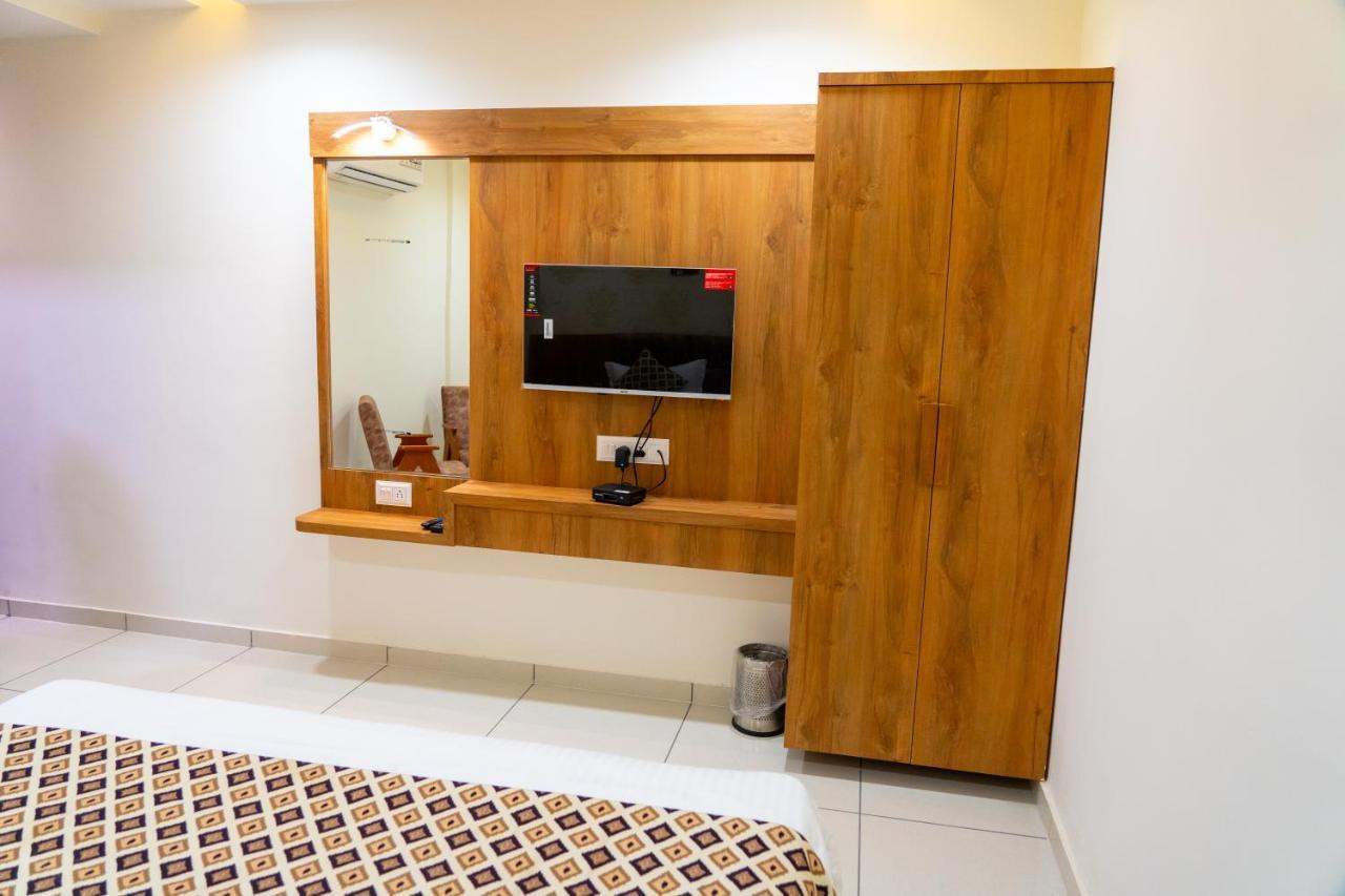 Hotel Lee Grand Ānand Esterno foto