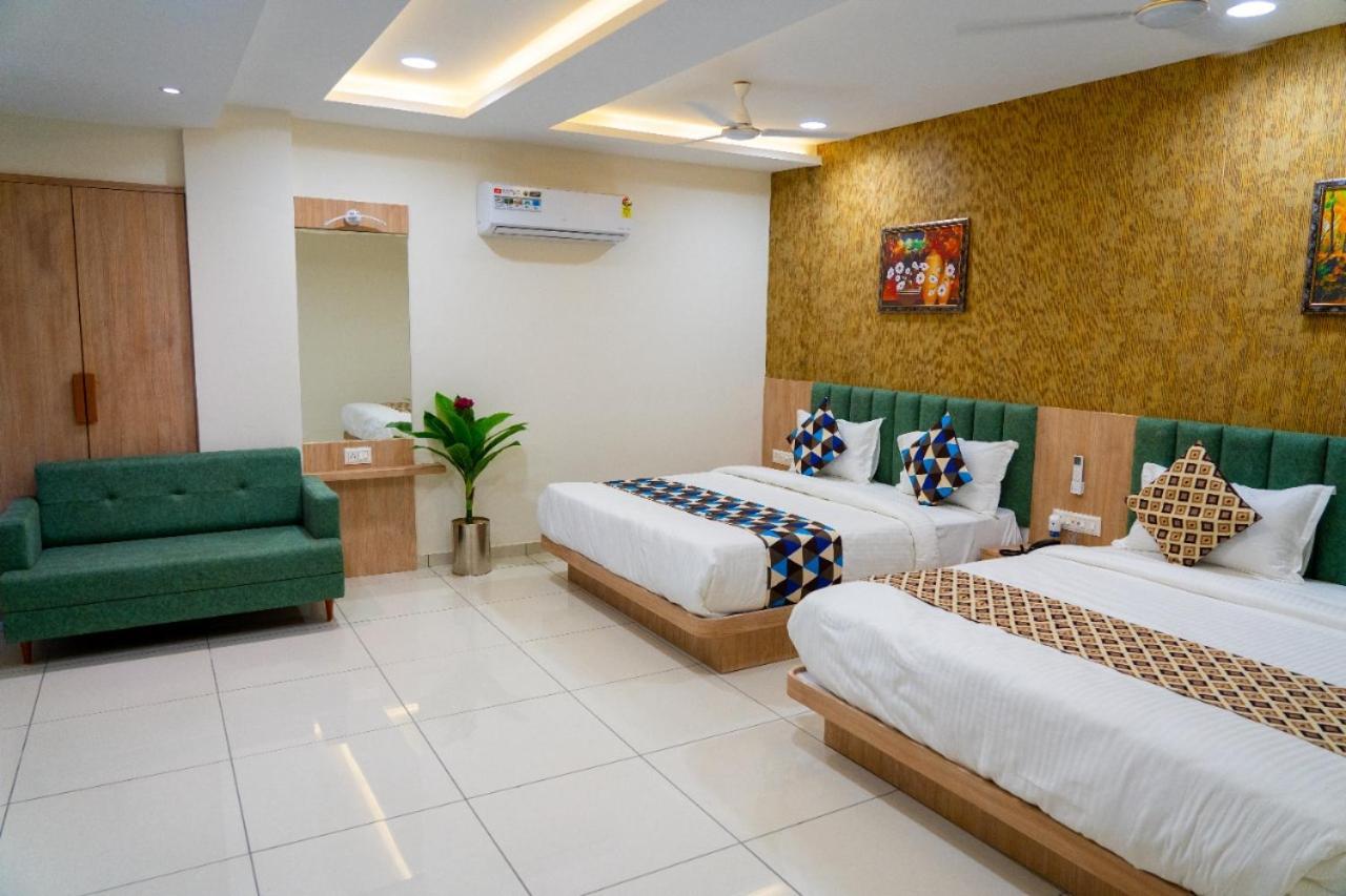 Hotel Lee Grand Ānand Esterno foto