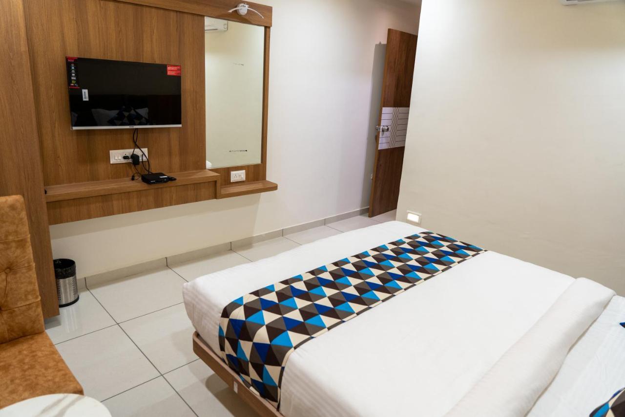 Hotel Lee Grand Ānand Esterno foto