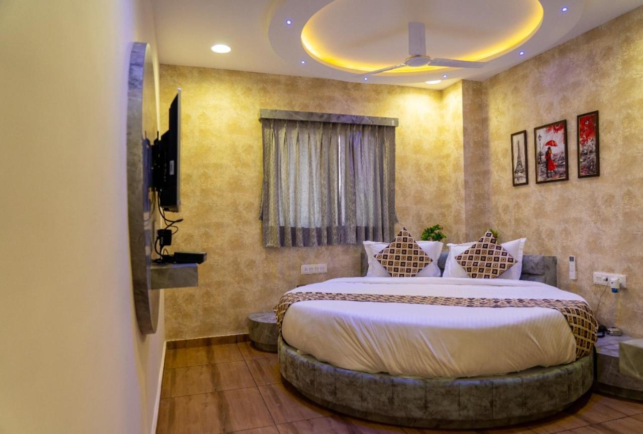 Hotel Lee Grand Ānand Esterno foto