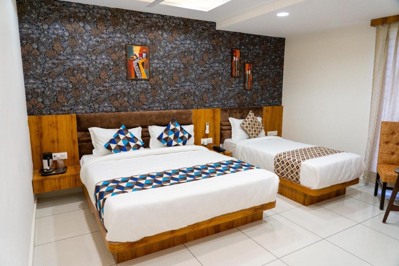 Hotel Lee Grand Ānand Esterno foto