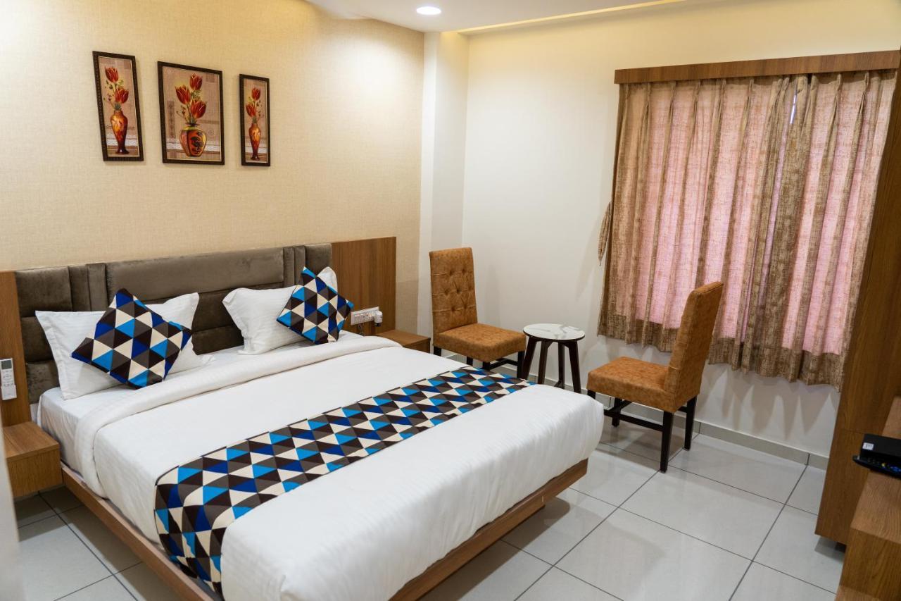 Hotel Lee Grand Ānand Esterno foto